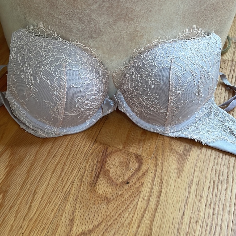 Victoria’s Secret lace bra - size 32 A